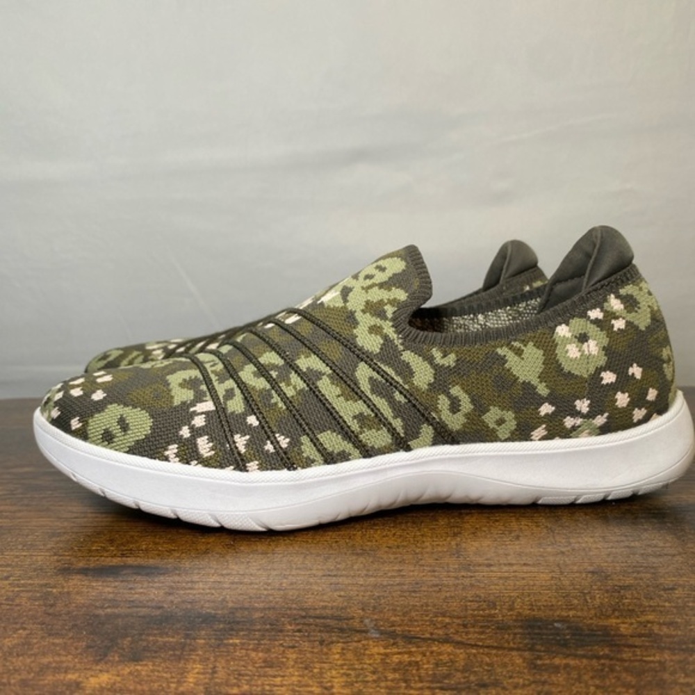 CLOUDSTEPPERS by Clarks Sz 9 Washable Knit Slip-Ons Adella Step Green/Floral